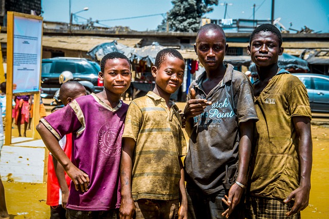 A group of young friends enjoying Babeltee drinks at a modern café